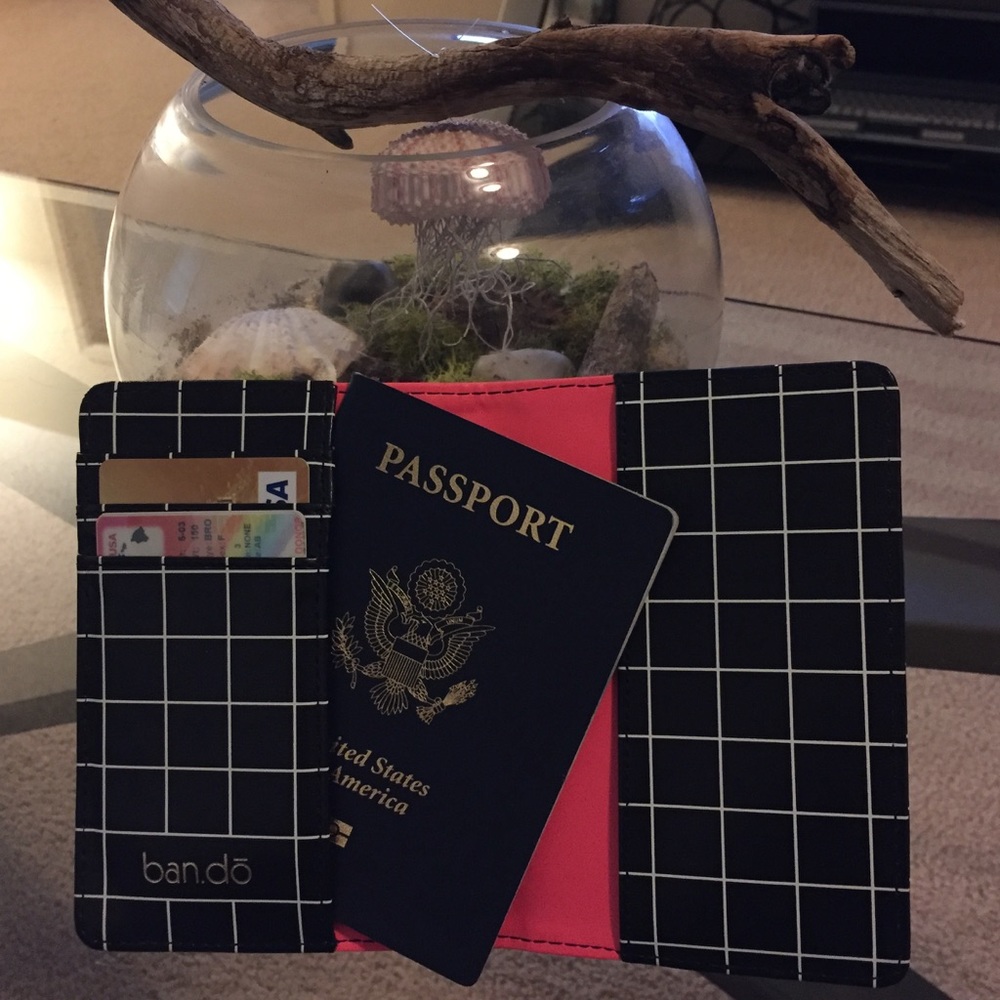 NWOT The Getaway Passport Holder